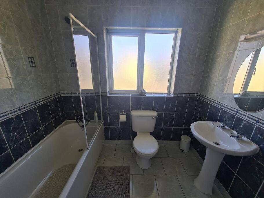 Bundoran Seaside Stays House - Wifi, Large Spacious Home エクステリア 写真