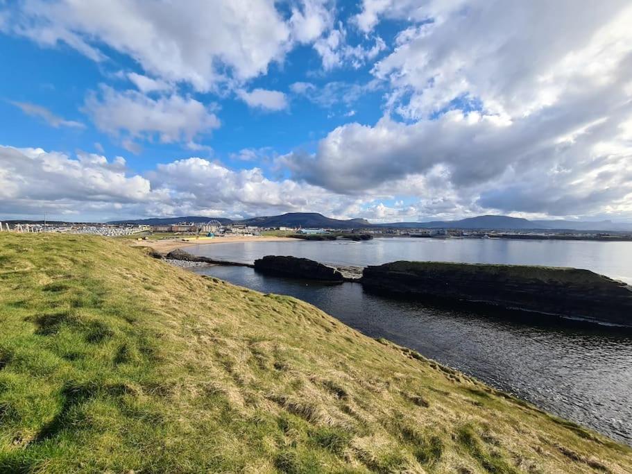 Bundoran Seaside Stays House - Wifi, Large Spacious Home エクステリア 写真