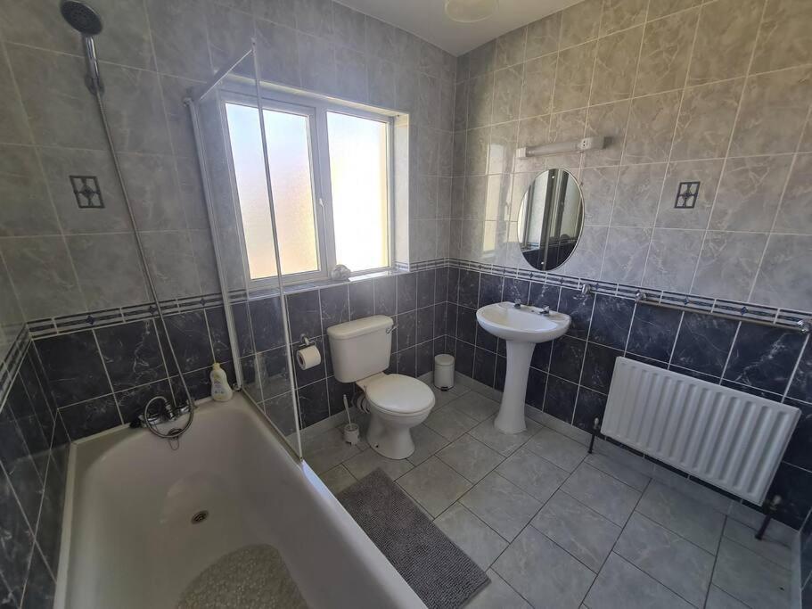 Bundoran Seaside Stays House - Wifi, Large Spacious Home エクステリア 写真